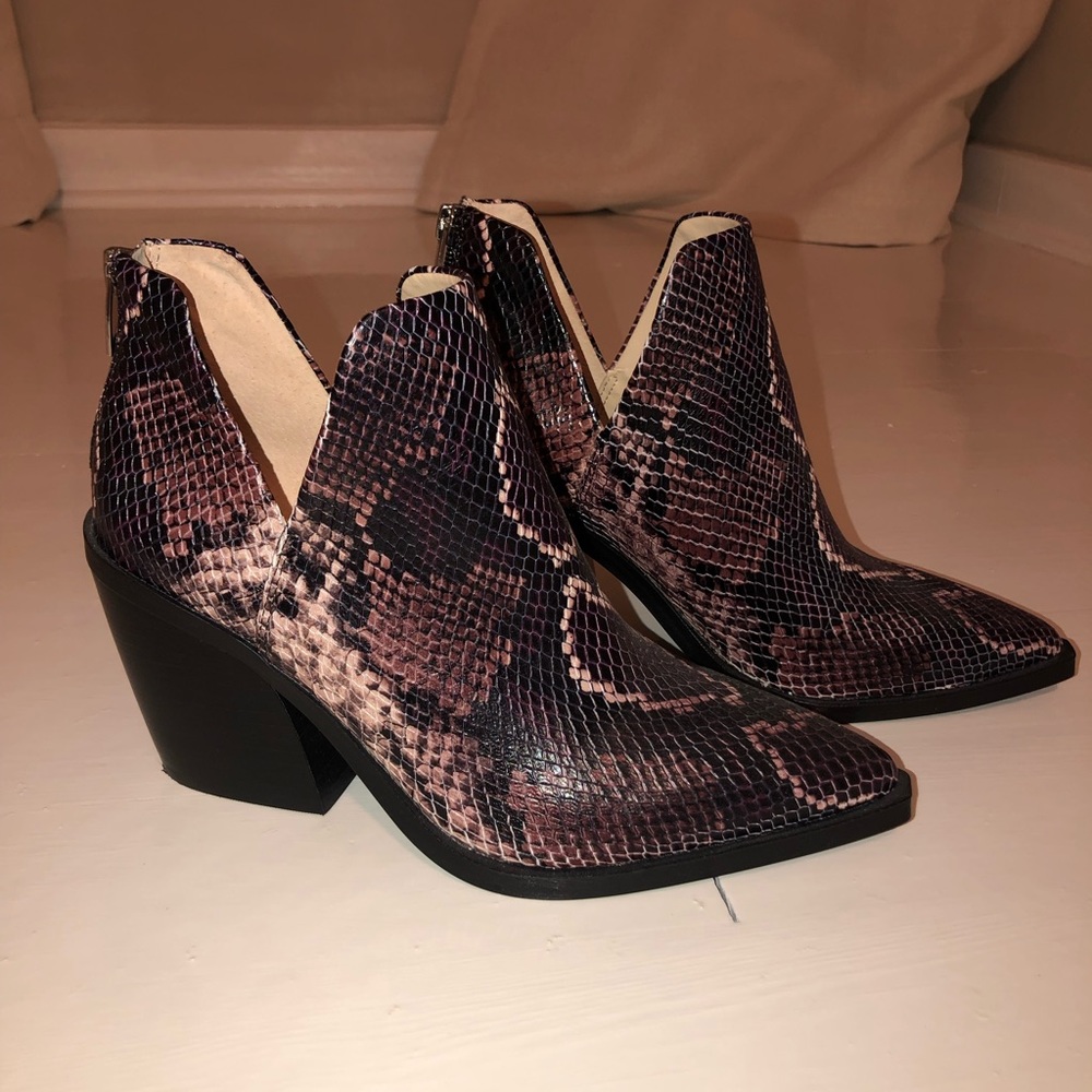 NEW VINCE CAMUTO BOOTIE